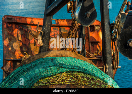 Fischernetze und verrosteten Haken von einem Fischerboot Stockfoto