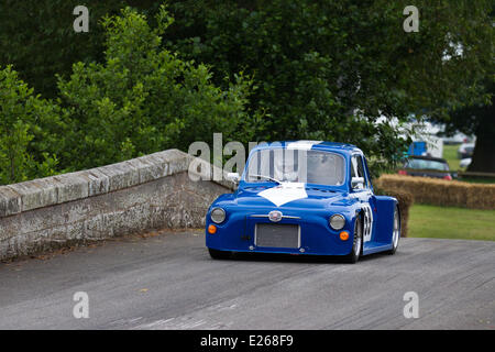 1978 70er-Jahre, Siebziger-Jahre, blau-weiße Fiat 500 Sonderlimousine mit 1380 ccm-Minimotor und maßgeschneidertem Rohrrahmen. Tourenwagen von Ian Metcalf beim Cholmondeley Pageant of Power. Die Action findet auf der 1,2 km langen Strecke innerhalb des Parkgeländes von Cholmondeley Castle statt, wo über 120 Einzelfahrzeuge antreten, die sieben Jahrzehnte lang Motorsport betreiben. Stockfoto