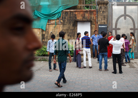 Menschen versammeln und Fotografieren außerhalb indischen Bollywood Schauspieler Shahrukh Khan "Haus namens Mannat in Bandra, Mumbai Stockfoto