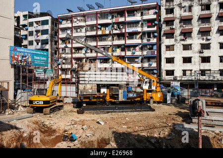 Ein Neubau mit einem modernen Maschinenpark an einem Ort in der Innenstadt von Yangon, Myanmar (Burma) ein abgerissen Stockfoto