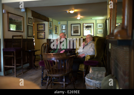 Welburn. Krone und Kissen Pub in der Nähe von Castle Howard, North Yorkshire, England UK. Juni 2014 zweier älterer Männer genießen einen drink Stockfoto