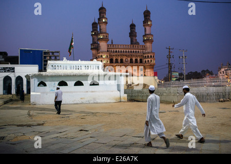 Charminar gesehen von Mekka (Mekka) Masjid Moschee in Hyderabad, Indien. Stockfoto