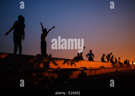 Menschen, die Yoga praktizieren, promenade zu meditieren und die Ausübung am Wanderweg Meer entlang Marine Drive bei Dawn Sonnenaufgang in Mumbai, Indien Stockfoto