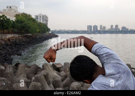 Ein Mann Ausübung auf Fußweg Strandpromenade entlang des Marine Drive am Morgen in Mumbai, Indien Stockfoto