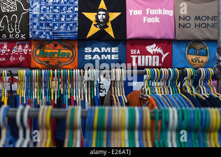 Bedruckten T-shirts zum Verkauf auf dem touristischen Markt in Banglamphu, Khao San Road, Bangkok, Thailand Stockfoto