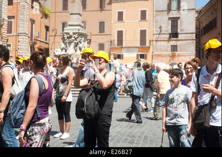 Rom Italien 2014 - Gruppe von Touristen durch das Pantheon in Piazza della Rotonda Stockfoto