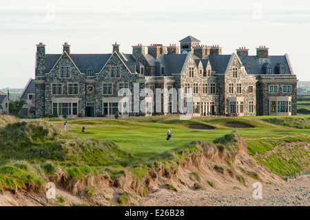 Spielen Sie das letzte Loch Links Golf Resort in Trump Lodge am Doonbeg Stockfoto