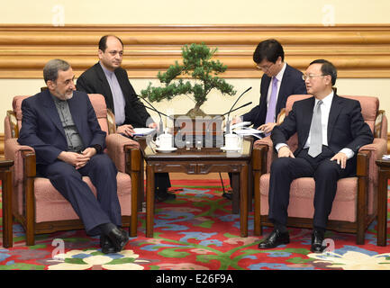 Peking, China. 16. Juni 2014. Chinese State Councilor Yang Jiechi (R) trifft sich mit Ali Akbar Velayati (L), außenpolitische Beraterin des Irans oberster Führer Ayatollah Ali Khamenei, in Peking, Hauptstadt von China, 16. Juni 2014. © Ma Zhancheng/Xinhua/Alamy Live-Nachrichten Stockfoto