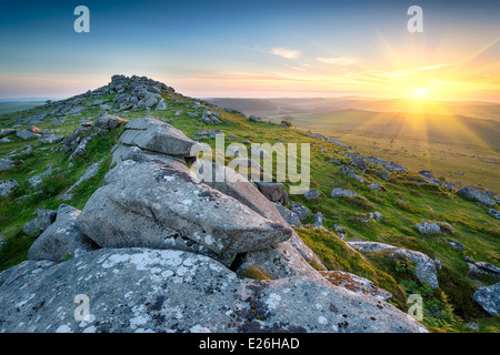 Sonnenuntergang an der Spitze der Kilmar Tor, eines der höchsten Gipfel auf Bodmin Moor in Cornwall Stockfoto