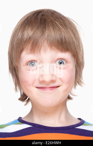 Bildnis eines Knaben mit blondem Haar lächelnd auf der Suche Stockfoto