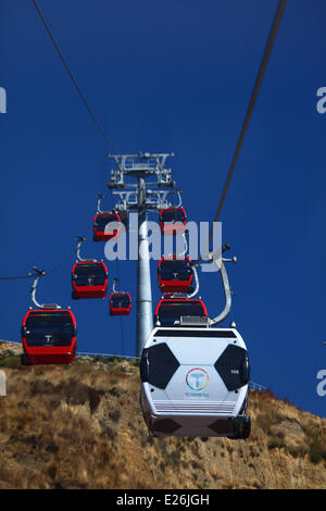 La Paz, Bolivien. 16. Juni 2014. Eine Gondel in Form eines Fußballs reist mit der neuen Seilbahn / Gondel-Lift-System verknüpfen, La Paz und El Alto. Mehrere Gondeln wurden geändert, um ein Fußball-Design, die WM 2014 in Brasilien derzeit statt zu feiern. Die erste der drei Zeilen der Seilbahn wurde am 30. Mai 2014 eingeweiht, in Summe bilden sie die längste und höchste städtische Seilbahn der Welt. Bildnachweis: James Brunker / Alamy Live News Stockfoto