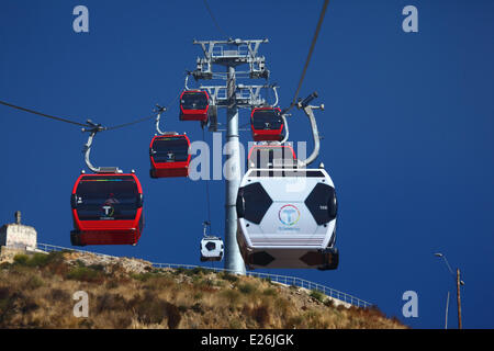 La Paz, Bolivien. 16. Juni 2014. Eine Gondel in Form eines Fußballs reist mit der neuen Seilbahn / Gondel-Lift-System verknüpfen, La Paz und El Alto. Mehrere Gondeln wurden geändert, um ein Fußball-Design, die WM 2014 in Brasilien derzeit statt zu feiern. Die erste der drei Zeilen der Seilbahn wurde am 30. Mai 2014 eingeweiht, in Summe bilden sie die längste und höchste städtische Seilbahn der Welt. Bildnachweis: James Brunker / Alamy Live News Stockfoto