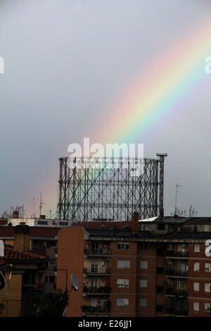 Rom, Italien 16. Juni 2014 Wetter Italien - Regenbogen über den Gasspeicher in Testaccio-Viertel von Rom Stockfoto