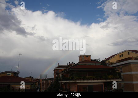 Rom, Italien 16. Juni 2014 Wetter Italien - Regenbogen über den Gasspeicher in Testaccio-Viertel von Rom Stockfoto