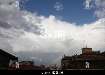 Rom, Italien 16. Juni 2014 Wetter Italien - Regenbogen über den Gasspeicher in Testaccio-Viertel von Rom Stockfoto