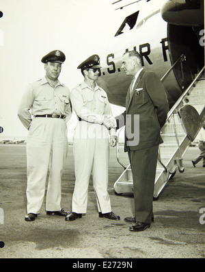 Die Convair C-131 war ein zweimotoriges Transportflugzeug, das in den 1950er Jahren für militärische und zivile Anwendungen hergestellt wurde. Dieses Bild zeigt das Personal im Convair/General Dynamics-Werk während seiner Produktion. Stockfoto