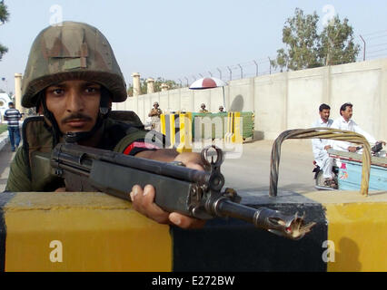 Karachi, Pakistan. 16. Juni 2014. Ein pakistanischer Soldat steht Wache, wie die Soldaten Malir Cantt für den Einsatz in Importment Regierungsgebäude in südlichen Hafenstadt pakistanischen Stadt Karachi auf 16. Juni 2014, verlassen nach einer Operation gegen die Taliban in Nord-Waziristan eingeleitet werden. Pakistans Militär am Montag sagte, dass 177 'Terroristen getötet wurden"in großen Militäroperation gegen die Einheimischen und ausländischen militanten Gruppen in Nord-Waziristan Stammesregion in den letzten zwei Tagen. Bildnachweis: Arshad/Xinhua/Alamy Live-Nachrichten Stockfoto