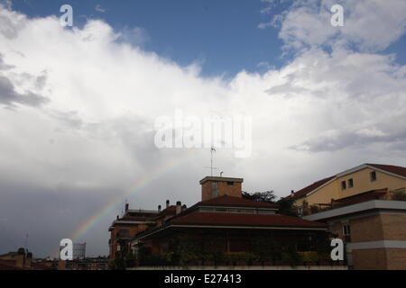 Rom, Italien 16. Juni 2014 Wetter Italien - Regenbogen über den Gasspeicher in Testaccio-Viertel von Rom Stockfoto