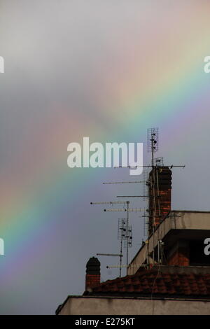 Rom, Italien 16. Juni 2014 Wetter Italien - Regenbogen über den Gasspeicher in Testaccio-Viertel von Rom Stockfoto