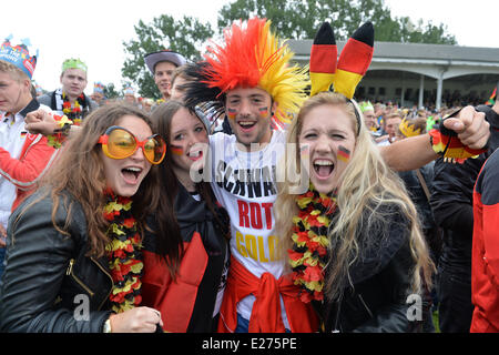 Bremen, Deutschland. 16. Juni 2014. Fußball-Fans zu feiern, während sie darauf, für den Start in warten die public-Viewing des FIFA World Cup Spiel Deutschland Vs Portugual auf der Galopprennbahn in Bremen, Deutschland, 16. Juni 2014. Foto: CARMEN JASPERSEN/DPA/Alamy Live-Nachrichten Stockfoto