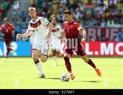 Savador, Brasilien. 16. Juni 2014. Weltcup-Finale 2014. Deutschland gegen Portugal. Cristiano Ronaldo und Mertesacker Credit: Action Plus Sport/Alamy Live News Stockfoto