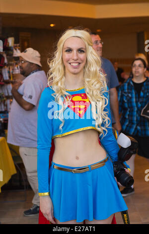 Garden City, New York, USA - 14. Juni 2014 - Mädchen in Supergirl Outfit findet auf der ewigen Con, die jährliche Pop-Kultur-Expo im Cradle of Aviation Museum auf Long Island. Bildnachweis: Ann E Parry/Alamy Live-Nachrichten Stockfoto