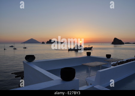 Ein Blick auf Stromboli von Panarea Insel bei Sonnenaufgang in den Äolischen Inseln, Messina, Sizilien, Italien, Europa Stockfoto