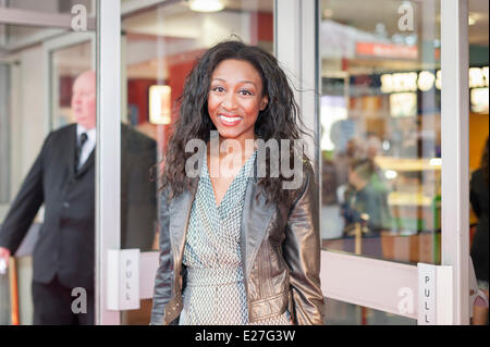 Leicester Square, London, UK. 16. Juni 2014. Einige Stars und Sternchen kamen bei der Gala-Vorführung der Großbild-Version von Jersey Boys am Odeon West End, Leicester Square, London. Der Film unter der Regie von Clint Eastwood ist bundesweit in Großbritannien am 20. Juni 2014 veröffentlicht. Im Bild: BEVERLEY KNIGHT – Sänger. Bildnachweis: Lee Thomas/Alamy Live-Nachrichten Stockfoto