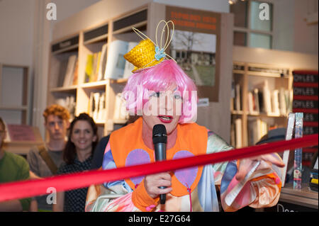 Foyles Flaggschiff Buchhandlung, London UK. 16. Juni 2014. Künstler, Töpfer und Cross Dresser Grayson Perry farbig öffnet die neue Kunst-Buch-Abteilung mit einem Tusch auf Foyles in Charing Cross Road und unterschreibt Exemplare seiner Bücher. Bildnachweis: Malcolm Park Leitartikel/Alamy Live-Nachrichten Stockfoto