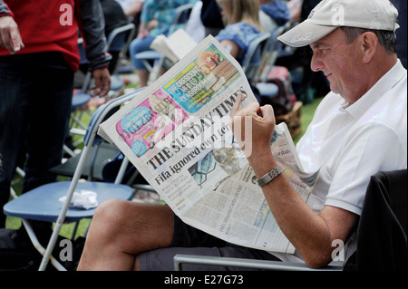Mann liest die Zeitung Sunday Times Stockfoto