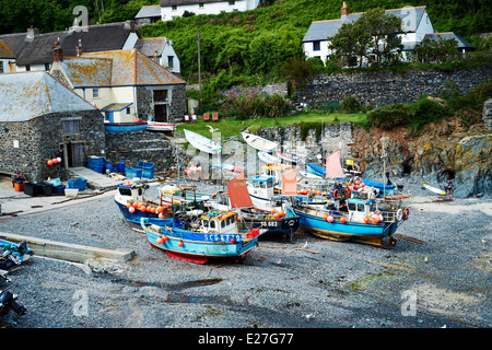 Angelboote/Fischerboote am Strand, Cadgwith Cove, Cornwall, 2014 Stockfoto