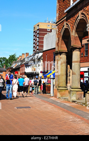 Blick auf das Rathaus und Market Street, Tamworth, Staffordshire, England, UK, Westeuropa. Stockfoto