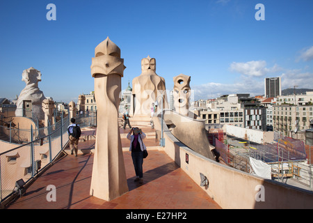 Dach-Terrasse Hexe abstrakte Schornsteine der Casa Mila oder La Pedrera, entworfen von Antoni Gaudi in Barcelona, Katalonien, Spanien. Stockfoto