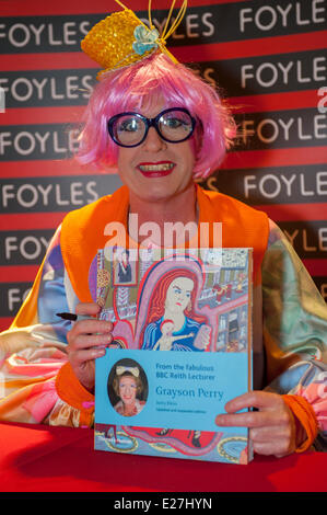 Foyles Flaggschiff Buchhandlung, London UK. 16. Juni 2014. Künstler, Töpfer und Cross Dresser Grayson Perry farbig öffnet die neue Kunst-Buch-Abteilung mit einem Tusch auf Foyles in Charing Cross Road und unterschreibt Exemplare seiner Bücher. Bildnachweis: Malcolm Park Leitartikel/Alamy Live-Nachrichten Stockfoto