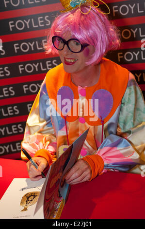 Foyles Flaggschiff Buchhandlung, London UK. 16. Juni 2014. Künstler, Töpfer und Cross Dresser Grayson Perry farbig öffnet die neue Kunst-Buch-Abteilung mit einem Tusch auf Foyles in Charing Cross Road und unterschreibt Exemplare seiner Bücher. Bildnachweis: Malcolm Park Leitartikel/Alamy Live-Nachrichten Stockfoto