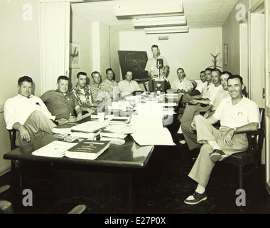 Die C-131 wurde von Convair/General Dynamics produziert und diente in den 1950er Jahren als militärisches Transportflugzeug Die Fotosammlung des Werks und des Personals erfasst die Belegschaft und die Produktion dieses Flugzeugs und zeigt seine Bedeutung für die US-Militärluftfahrt während des Kalten Krieges. Stockfoto