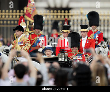 Trooping die Farbe. . London, UK. . 14.06.2014 HM Königin Elizabeth II. und Prinz Philip, Duke of Edinburgh, auf der Trooping die Farbe 2014 auf The Mall, nach dem Verlassen der Buckingham Palace. Bild: Paul Marriott Photography Stockfoto