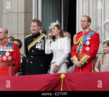 Trooping die Farbe. . London, UK. . 14.06.2014 Prinz Harry (von Wales), Kate (Catherine Middleton) Herzogin von Cambridge, an der Trooping die Farbe 2014 auf The Mall, nach dem Verlassen der Buckingham Palace. Bild: Paul Marriott Photography Stockfoto