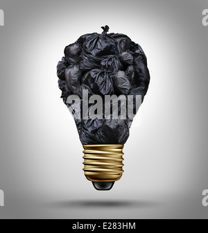 Müll-Management Solutions Konzept mit einer Gruppe von schwarzen Müllbeutel geformt wie eine Glühbirne als Symbol und Ikone der Umweltschäden und recycling von Abfällen Fragen. Stockfoto