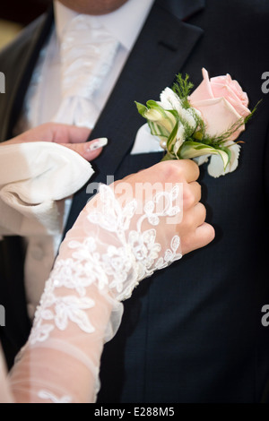 Rosa rose Boutonniere Blume auf Bräutigam Hochzeit Mantel Stockfoto