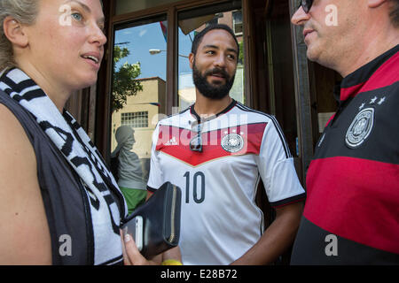 New York, NY, USA. 16. Juni 2014. Deutsche Fußball-Fans in New York City genossen einen entscheidenden 4: 0-Sieg über Portugal in die Fifa WM 2014 in Brasilien. Thomas Müller erzielte einen Hattrick und Pepe für Kopfstößen Muller abgeschickt wurde. Bildnachweis: Scott Houston/Alamy Live-Nachrichten Stockfoto