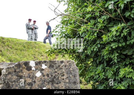 Colleville, Normandie, Frankreich. 5. Juni 2014. US-Soldaten mit der 173rd Airborne Brigade sprechen Sie ein Tourist in der Nähe von einem Abandone deutschen Bunker mit Blick auf Omaha Beach in der Normandie, 5. Juni 2014. Tausende von Menschen besuchten die Region um die Invasion Jahrestag zu gedenken. Dieses Jahr markiert den 70. Jahrestag der Landung, die Frankreich befreit und beendete den Krieg in Europa. © Bill Putnam/ZUMA Wire/ZUMAPRESS.com/Alamy Live-Nachrichten Stockfoto