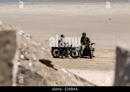 Normandie, Frankreich. 6. Juni 2014. Weltkrieg zwei Reenactors sprechen auf Motorrädern aus dieser Zeit auf Utah Beach in der Normandie, Frankreich, 6. Juni 2014. Dieses Jahr markiert den 70. Jahrestag des D-Day. Tausende von Menschen besuchten die Region um die Invasion Jahrestag zu gedenken. Dieses Jahr markiert den 70. Jahrestag der Landung, die Frankreich befreit und beendete den Krieg in Europa. © Bill Putnam/ZUMA Wire/ZUMAPRESS.com/Alamy Live-Nachrichten Stockfoto