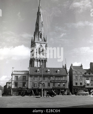 ein Blick auf den Stadtplatz, Newark-on-Trent mit der Kirche St Mary Magadalene Turm und Zeichen für His Master Voice der 1950er Jahre. Stockfoto