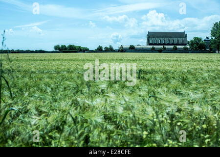 Caen, Normandie, Frankreich. 7. Juni 2014. Die Ardenne Abbey Toren Caen, Normandie, Frankreich, 7. Juni 2014. Deutscher Waffen SS ermordet 21 Soldaten aus der 3. kanadische Division während der Kämpfe um die Stadt im Sommer 1944 zu nehmen. Tausende von Menschen besuchten die Region um die Invasion Jahrestag zu gedenken. Dieses Jahr markiert den 70. Jahrestag der Landung, die Frankreich befreit und beendete den Krieg in Europa. © Bill Putnam/ZUMA Wire/ZUMAPRESS.com/Alamy Live-Nachrichten Stockfoto