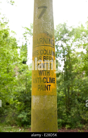 Anti-Aufstieg Farbe Warnschild auf einen Laternenpfahl Stockfoto