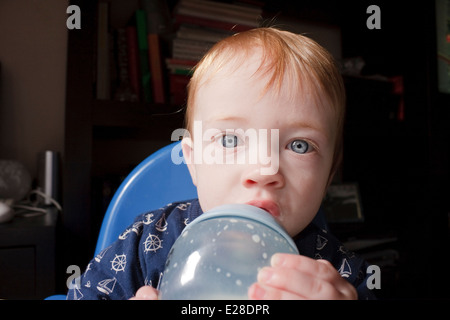 Eine 11 - Monate altes Baby Boy trinken Milch aus der Flasche Stockfoto