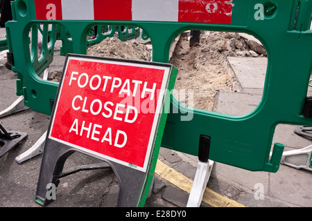 "Fußweg geschlossen voraus" Baustellen melden für Fußgänger, Vereinigtes Königreich Stockfoto