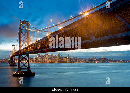 Dämmerung an der San Francisco Bay mit der San Francisco-Oakland Bay Bridge und die Skyline von San Francisco. Stockfoto