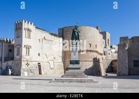 Otranto Schloss (Castello Aragonese), Otranto, Apulien, Salento Region, Süditalien im Sommersonnenschein unter einem strahlend blauen Himmel Stockfoto